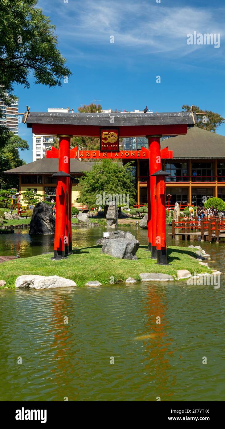 Nahaufnahme eines roten japanischen Torii-Torii-Tores in Grüner Park „Jardin japones“ Stockfoto