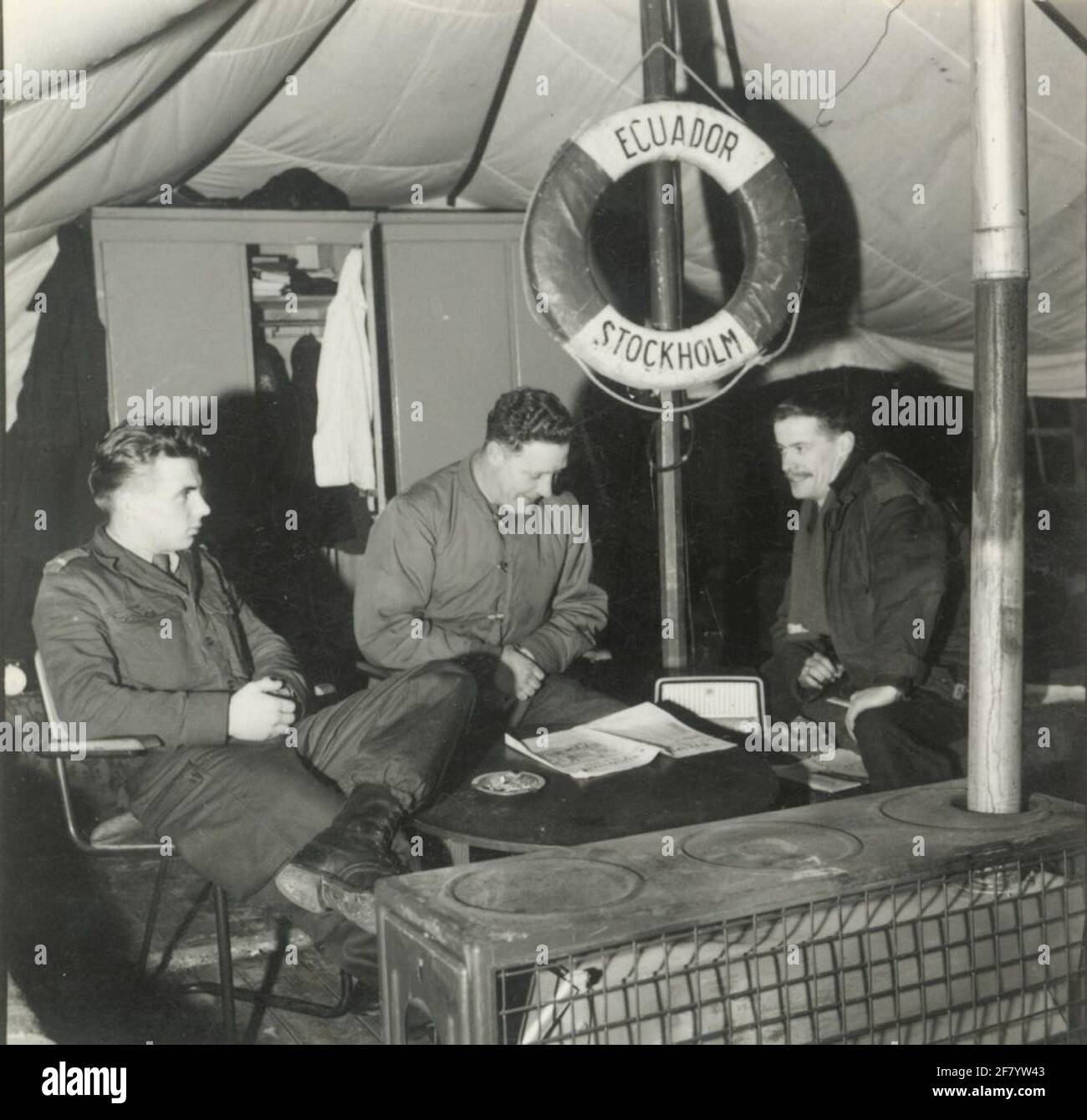 Kavallerie Schietkamp. Zeltlager „de Vliehors“. Li de SGT ADM, in der Mitte des Owi Vic Eymael, rechts WMR Jaap de Vries im Vordergrund der Tentkachel M52 Stockfoto