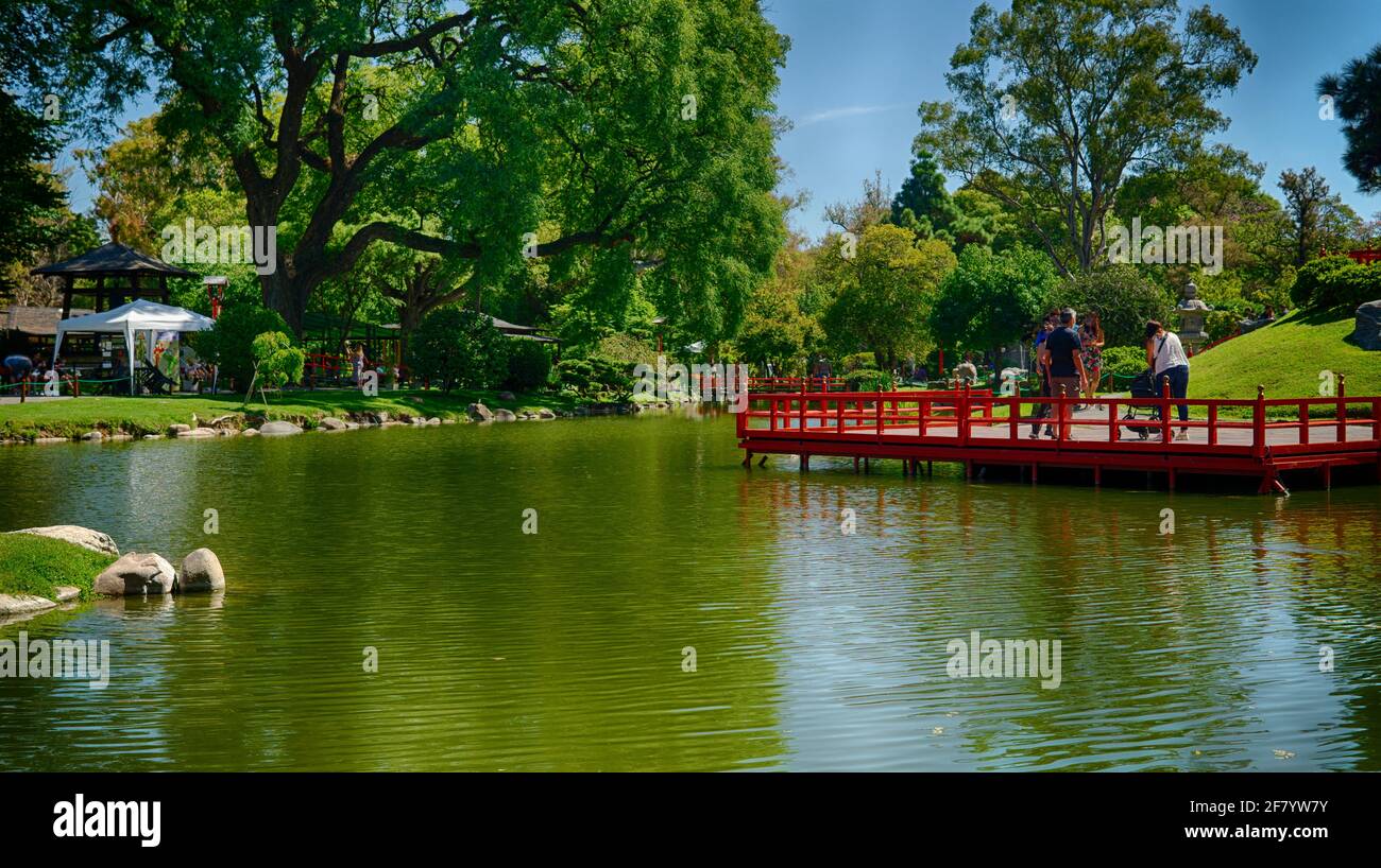 Menschen genießen einen sonnigen Sommermorgen im Grün des „jardin japones“ parken Stockfoto