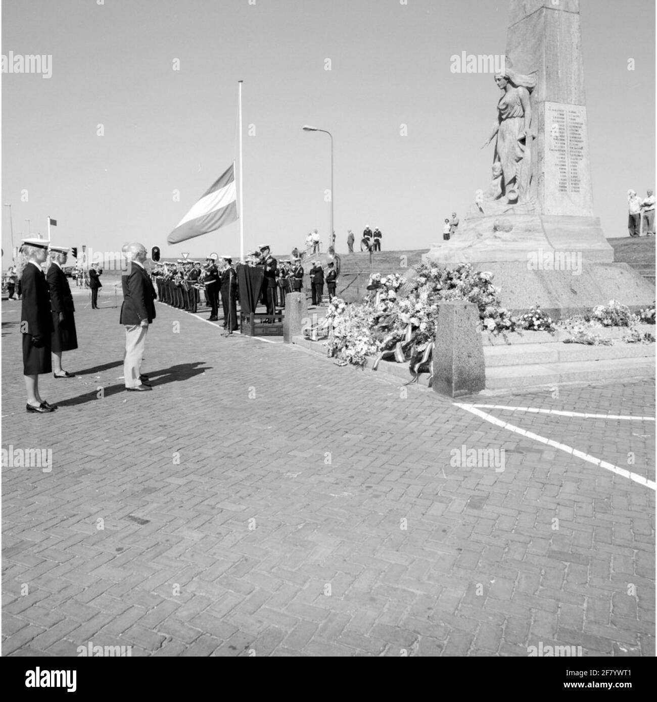 Gedenken an den Tod mit Kränzen auf dem Marinemonument am Havenplein in Den Helder im Mai 1990. Stockfoto