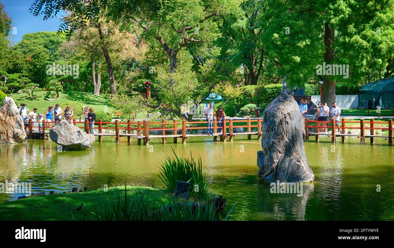 Menschen genießen einen sonnigen Sommermorgen im Grün des „jardin japones“ parken Stockfoto