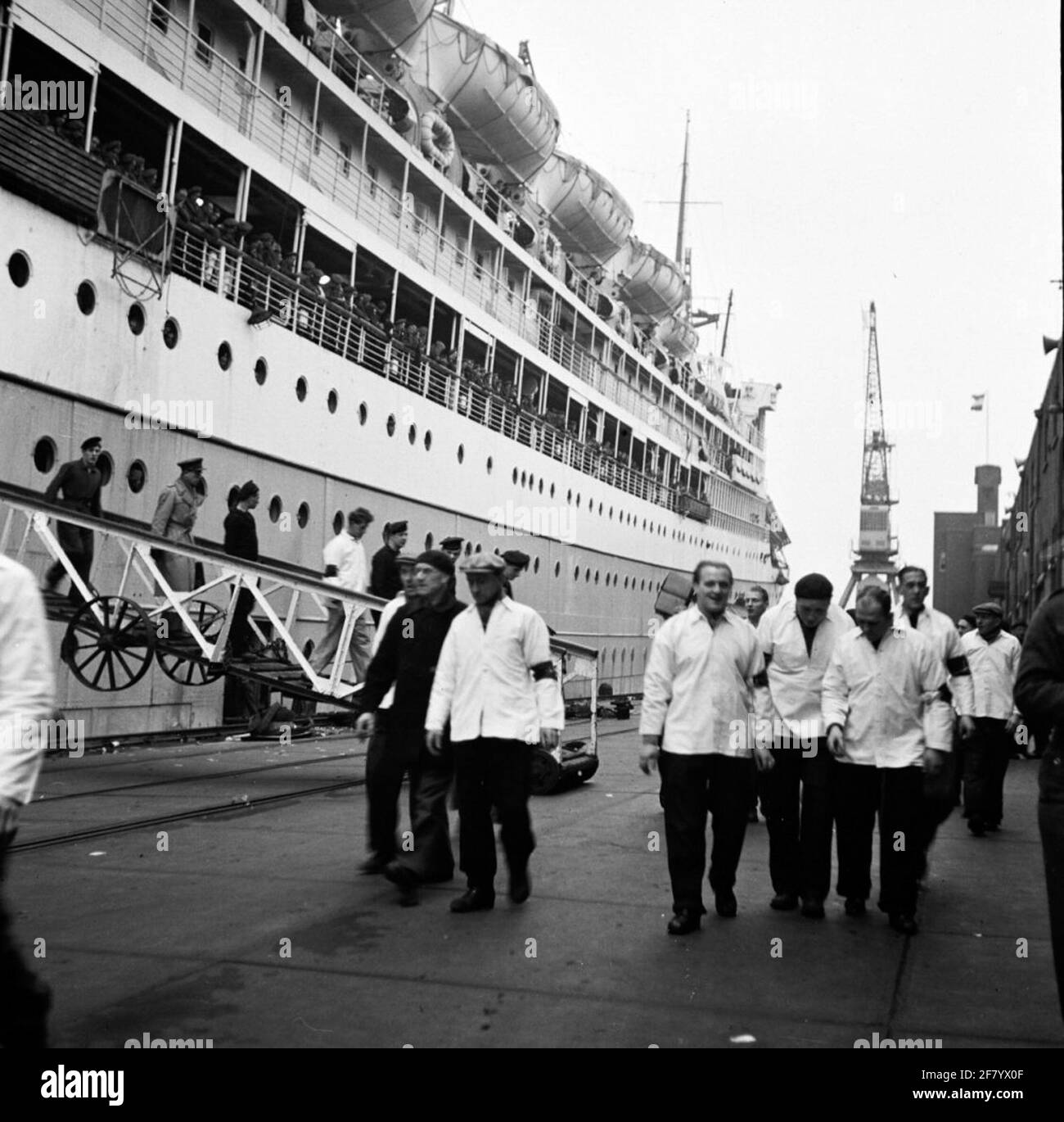 Das Passagierschiff „Johan van Oldenbarnevelt“ befindet sich am Kai in Amsterdam. Das Schiff wurde als Truppentransportschiff für den Transport von Soldaten während des Konflikts in den Niederländischen Ostindien verwendet. Stockfoto