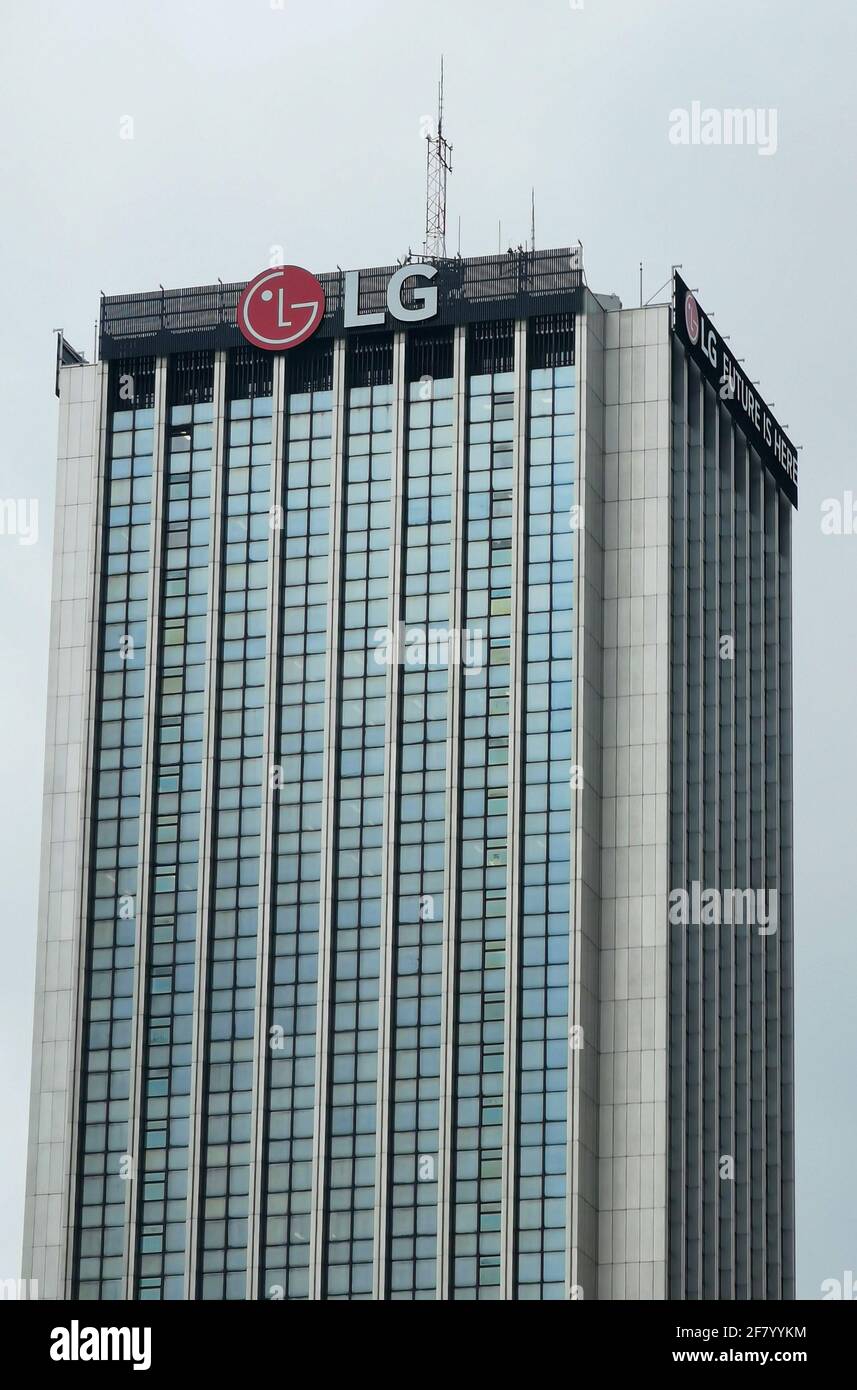Logo der Firma LG auf dem Dach des Gebäudes in Warschau. Die LG Corporation ist ein multinationaler südkoreanischer Konzern. Warschau, Polen - 6. April 2021 Stockfoto