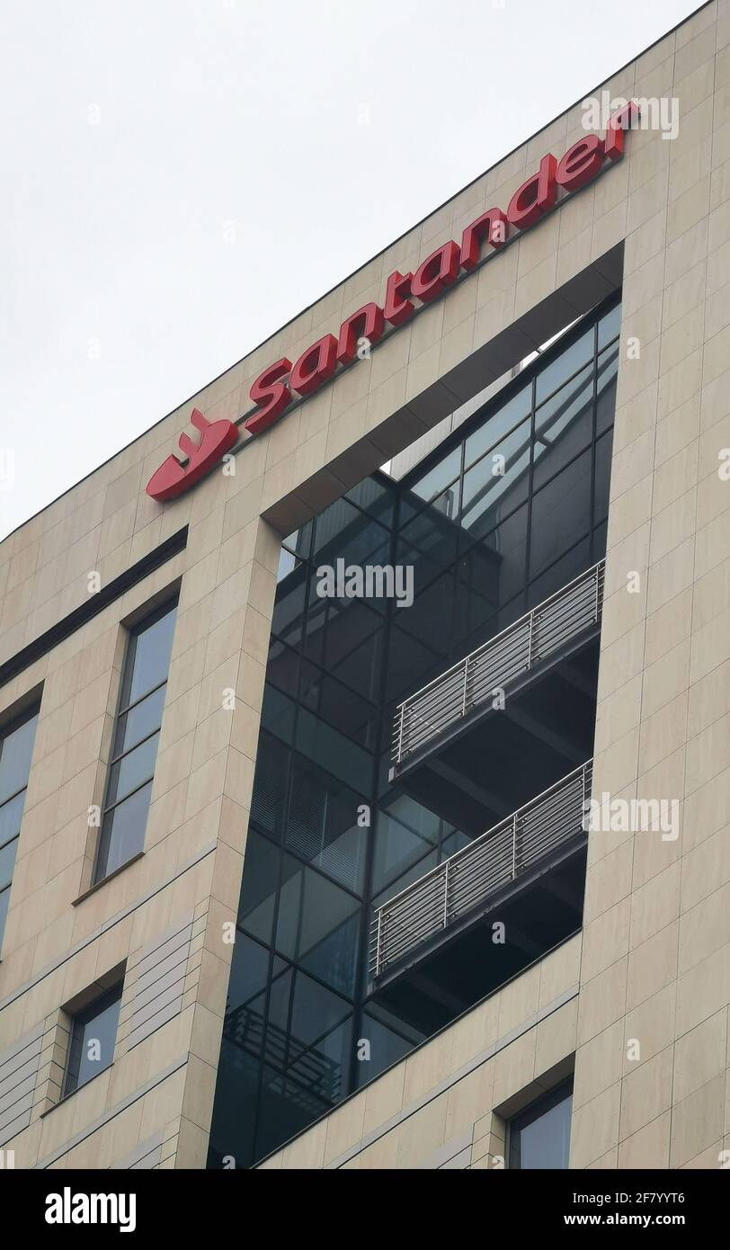 Santander-Logo auf dem Gebäude in Warschau. Logo der Bank- und Finanzdienstleistungsgruppe der deutschen Kreditinstitution auf dem Gebäude in Warschau, Polen Stockfoto