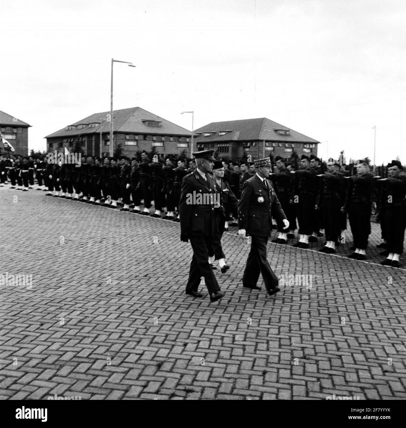 Verleihung französischer Auszeichnungen an mehr als 200 Niederländer in der König Willem III-Kaserne in Apeldoorn durch den französischen General E. de Larminat. Die Auszeichnungen (Medal de la Reconnaissance Française) wurden an Männer und Frauen (Soldaten, Politiker, Banker, Geistliche, Beamte, Zivilisten) für ihr Engagement während des Zweiten Weltkriegs. Stockfoto