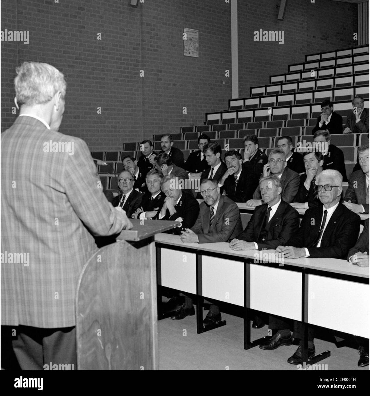 Rede anlässlich der Eröffnung des Enys House des Royal Institute for the Marine (KIM) im März 1990. Im Enys House, O.M. Der Kalkulationsdienst (RTD) ist untergebracht. Enys bezieht sich auf ein Anwesen in der englischen Stadt Penryn (Cornwall), in dem das Ausbildungsinstitut für Adelborsten während des Zweiten Weltkriegs gegründet wurde In der ersten Reihe Zweiter vom Direktor des Material KM (DMKM) schout-at-Night ir. C.R. Van den Berg (1937) und Dritter von links der Chef-Stabkommandeur der Marine-Nacht in der Niederlande Commandeur ir. A. van de Sande (1940). Stockfoto