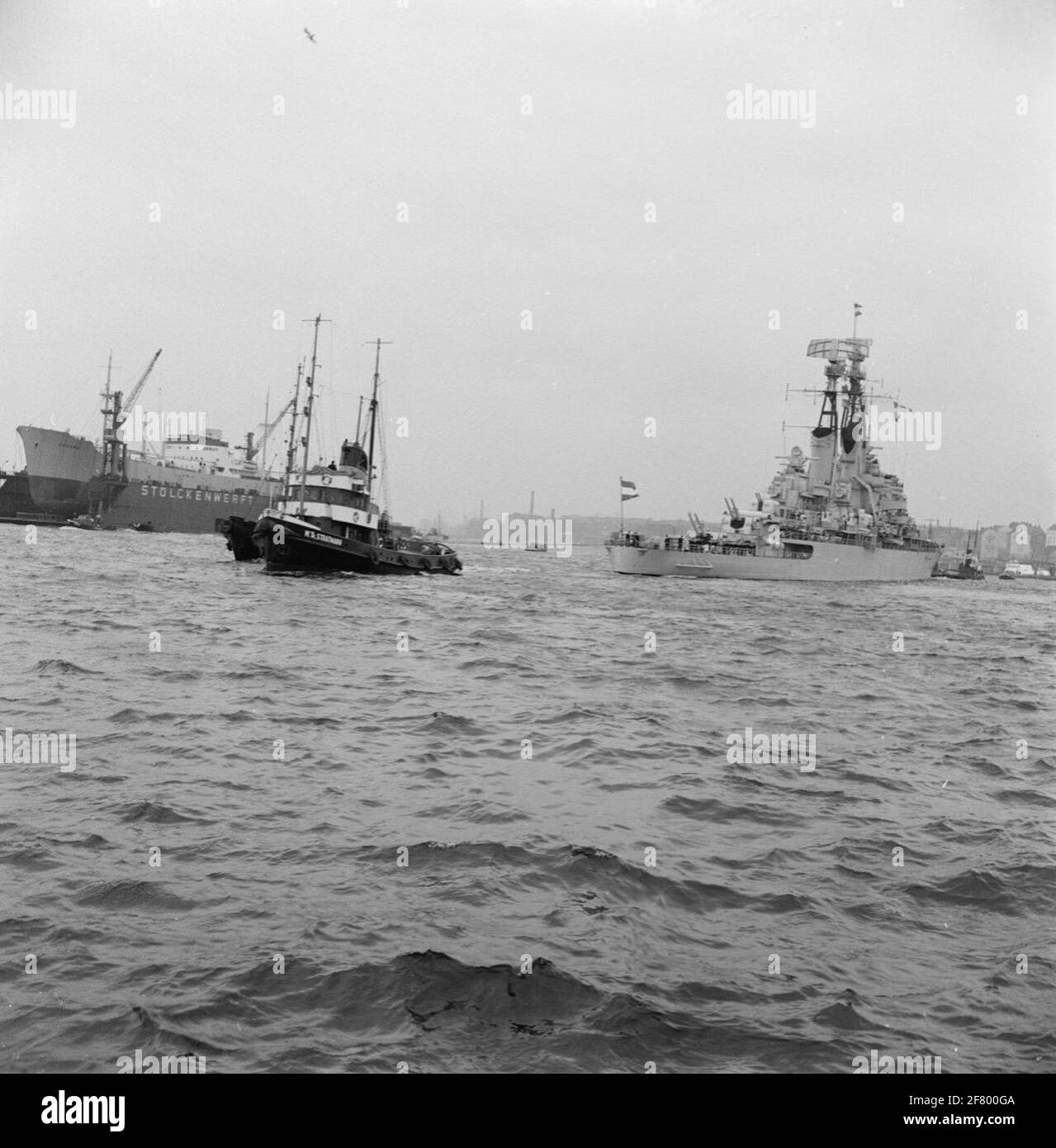 Cruiser Hr. Ms. Die sieben Provinzen (C 802) treffen im Oktober 1957 im Hamburger Hafen ein. Stockfoto