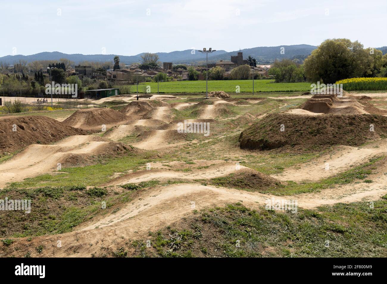 Bikepark mit Schottersprüngen in Forallac, Katalonien, Spanien Stockfoto