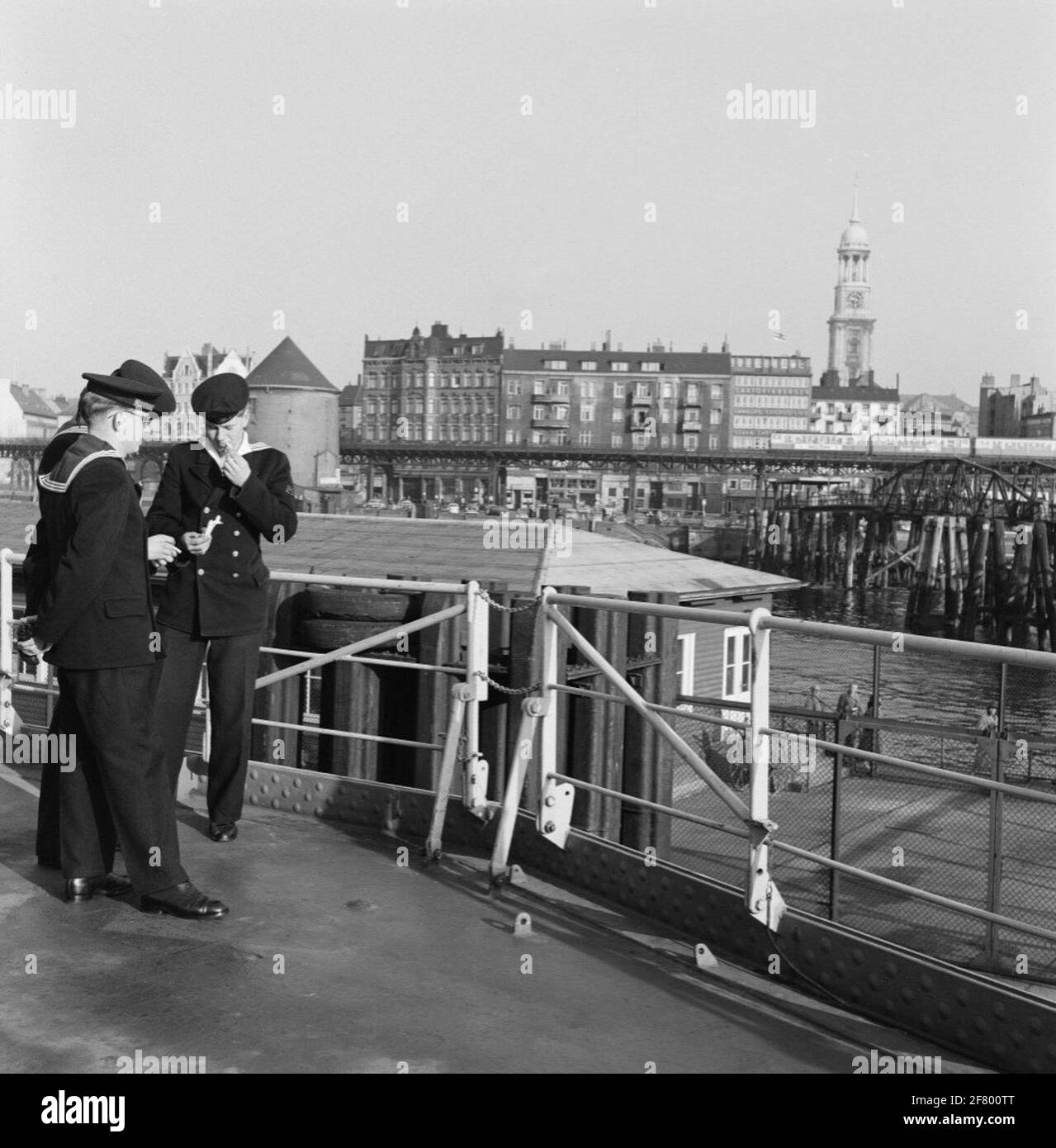 Cruiser Hr. Ms. Die sieben Provinzen (C 802) besuchten im Oktober 1957 den Hamburger Hafen und Seeleute reisten in die Stadt. Stockfoto