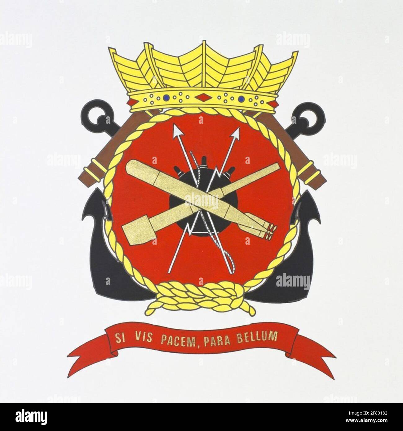 Armeeläden. Die gezeigten Waffen und der Blitz symbolisieren die Arbeit der Verstärkungsfelder. Dieses Emblem wurde für die offizielle Institution für einen längeren Zeitraum durchgeführt. Emblem Spell: SI Vis Pacem, para Bellum (wenn Sie Frieden wollen, dann seien Sie auf den Krieg vorbereitet). Stockfoto