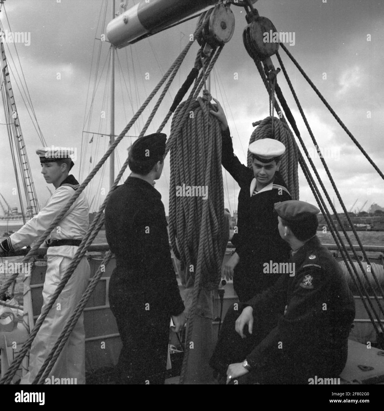Drei niederländische Soldaten besuchen das deutsche Segeltrainingsschiff Gorch Fock (1958-), das Rotterdam im August 1962 besuchte. Auf der linken Seite ist ein deutscher Seemann. Stockfoto