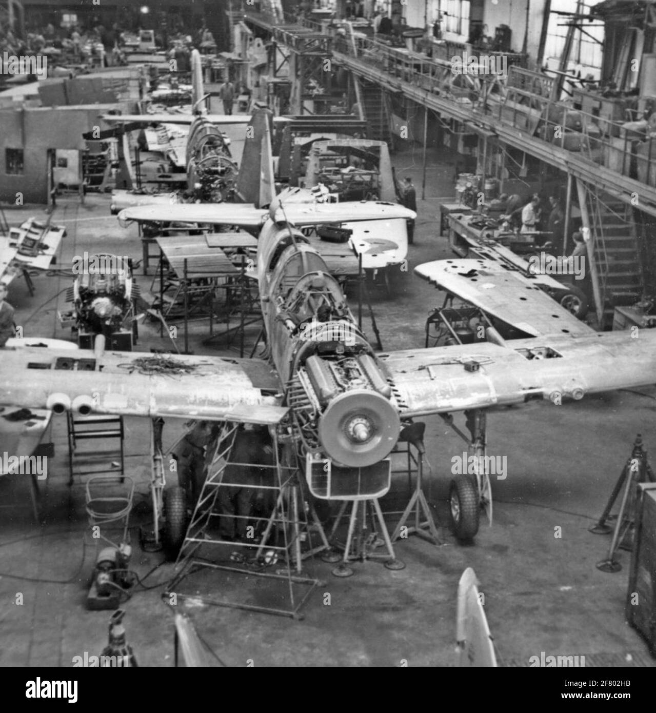 Produktionslinie für den (Lizenz-)Bau von Fairey Firefly FR.MK.IV Jagdflugzeugen / Pfadfindern (1947-1961) des Marine Aastery Service (MLD) in der AvioLanda Flugzeugfabrik um 1950. Verschiedene Flugzeuge für die MLD und die Royal Netherlands Air Force wurden von Aviolaland KLU (Co-Part) gebaut und gewartet. Stockfoto