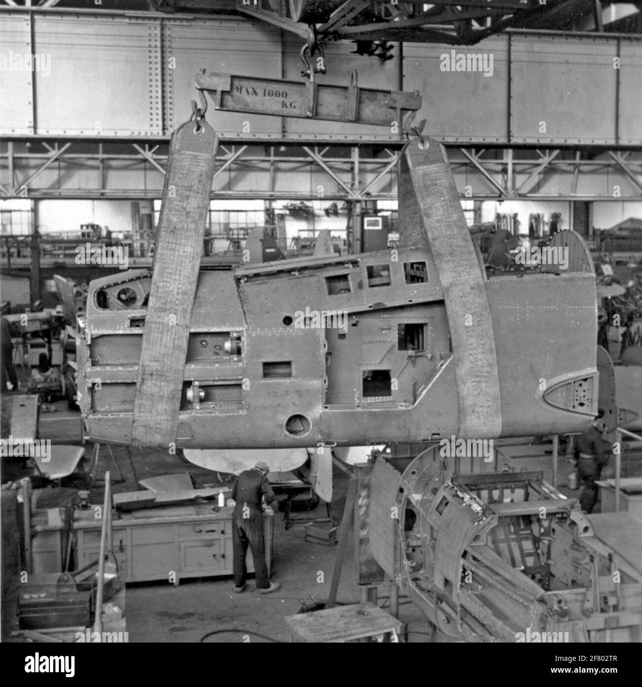 Montagehalle für Flugzeuge und Flugzeugteile im Flugzeugwerk Aviolaland um 1950. Verschiedene Flugzeuge für den Marine Air Shipping Service (MLD) und die Royal Air Force (KLU) (Co-Part) wurden von Aviolanda gebaut. Stockfoto