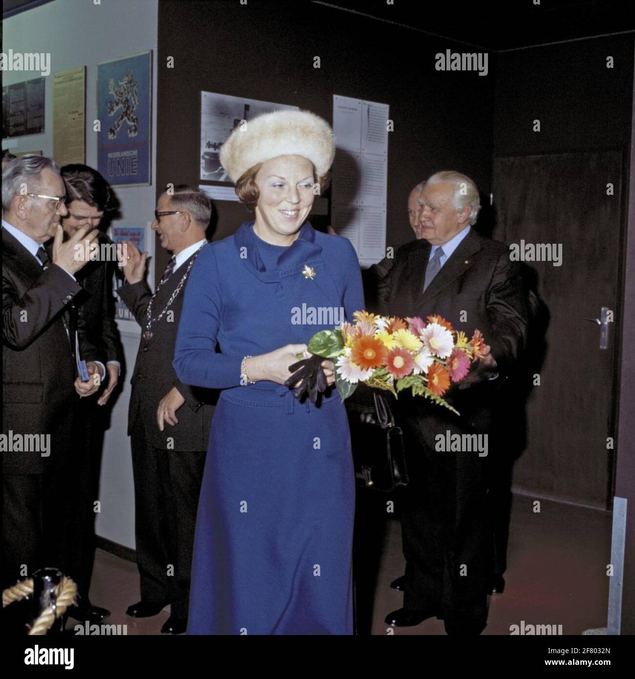Nach der offiziellen Eröffnung betrachtet HKH Prinzessin Beatrix die Erweiterung des National war and Resistance Museum in Overloon im Jahr 1977. Stockfoto