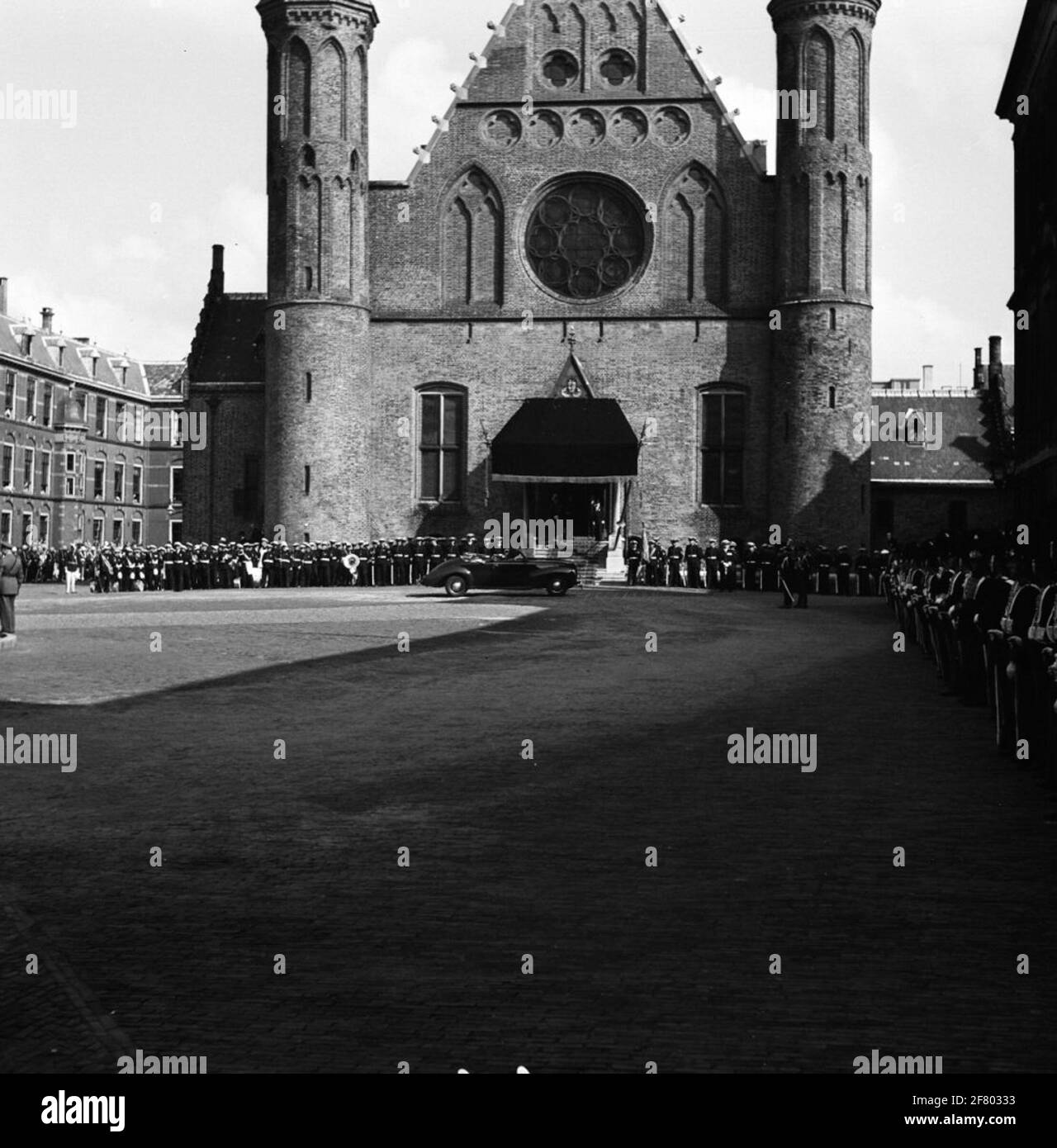 Ein Pkw fährt im Ridderzaal im Innenhof bei der Eröffnung der Generalstaaten. Stockfoto