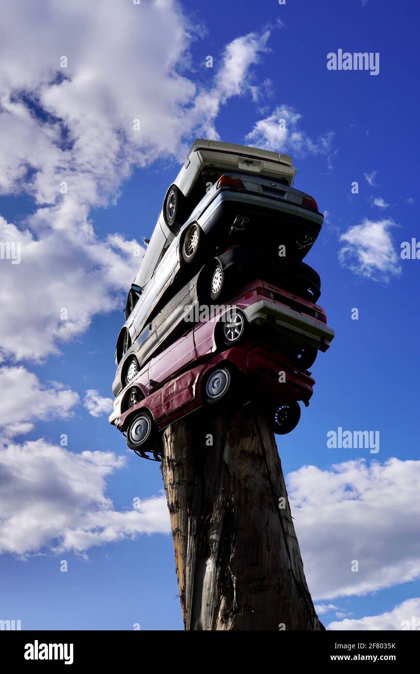 Trans am Totem mit fünf Autos, die unter dem blauen Himmel in Vancouver, Kanada, gestapelt wurden. Stockfoto