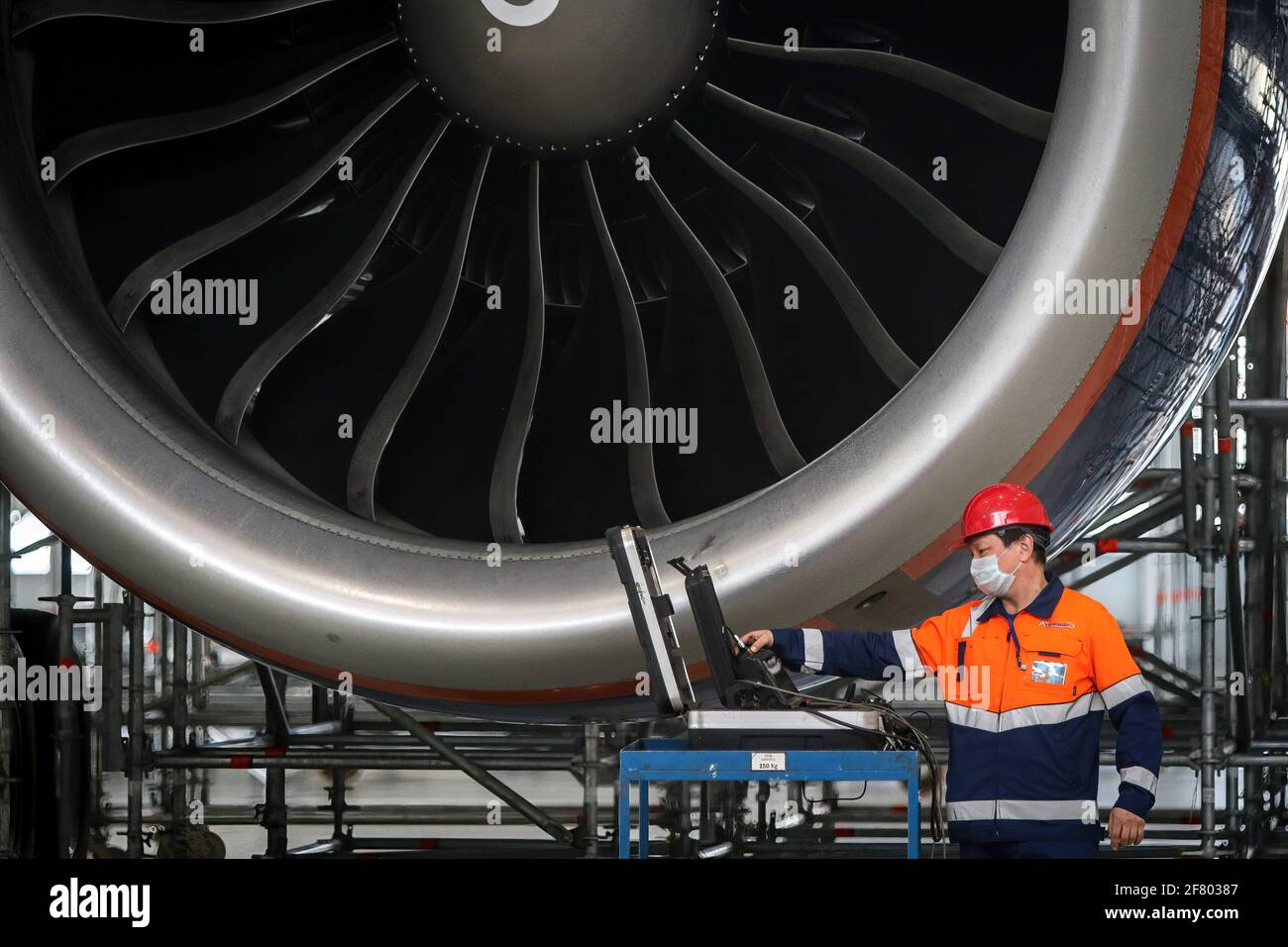 Moskau, Russland. April 2021. Ein Mitarbeiter inspiziert den Motor einer Boeing-777 während der Eröffnung des A-Technics Engineering Centers am Flughafen Moskau-Sheremetyevo. (Foto von Leonid Faerberg/SOPA Images/Sipa USA) Quelle: SIPA USA/Alamy Live News Stockfoto