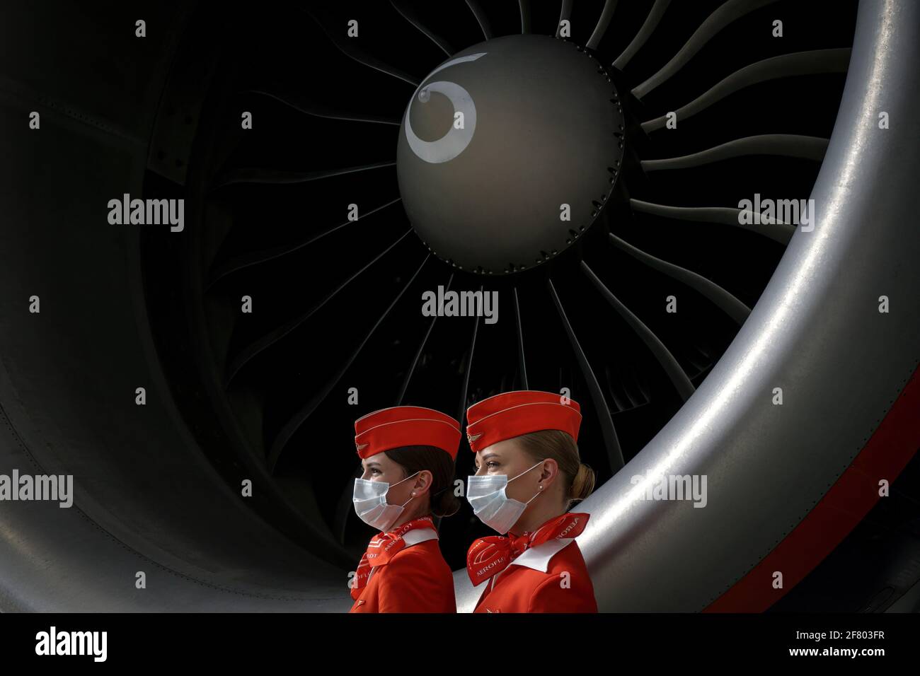Moskau, Russland. April 2021. Aeroflot-Flugbegleiter mit Gesichtsmasken posieren für ein Foto während der Eröffnung des A-Technics-Technikzentrums am Flughafen Moskau-Scheremetjewo. Kredit: SOPA Images Limited/Alamy Live Nachrichten Stockfoto