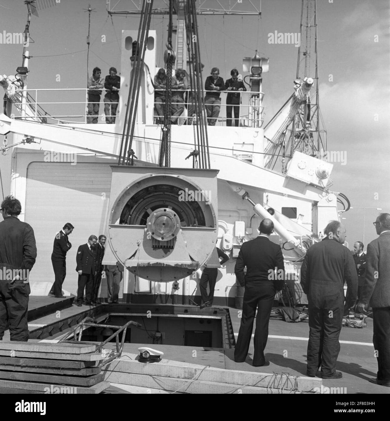 Als Folge eines Defekts, der am 30. März 1979 auftrat, musste der Hauptwahlmotor des Ozeanographischen Forschungsschiffs HR.Ms. Tydeman (A 906), der von der Rijkswerf (RW) aus dem Schiff entfernt wurde, um zur Reparatur an den Hersteller in Deutschland geschickt zu werden. Stockfoto