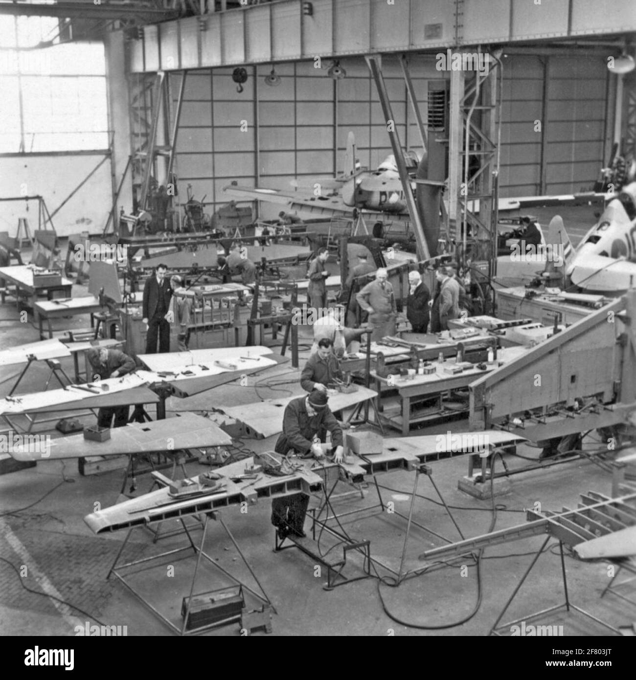 Montagehalle für Flugzeuge und Flugzeugteile im Flugzeugwerk Aviolaland um 1950. Verschiedene Flugzeuge für den Marine Air Shipping Service (MLD) und die Royal Air Force (KLU) (Co-Part) wurden von Aviolanda gebaut. Stockfoto