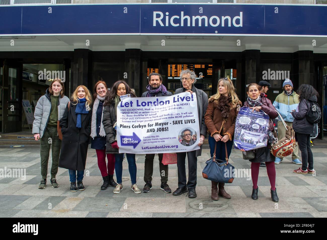 RICHMOND, LONDON, ENGLAND- 10. April 2021: Piers Corbyn, ein Kandidat des Londoner Bürgermeisterrennens 2021, der im Rahmen seiner WAHLKAMPAGNE in Richmond an der Spitze des britischen BÜRGERMEISTERREGATTA teilnahm Stockfoto
