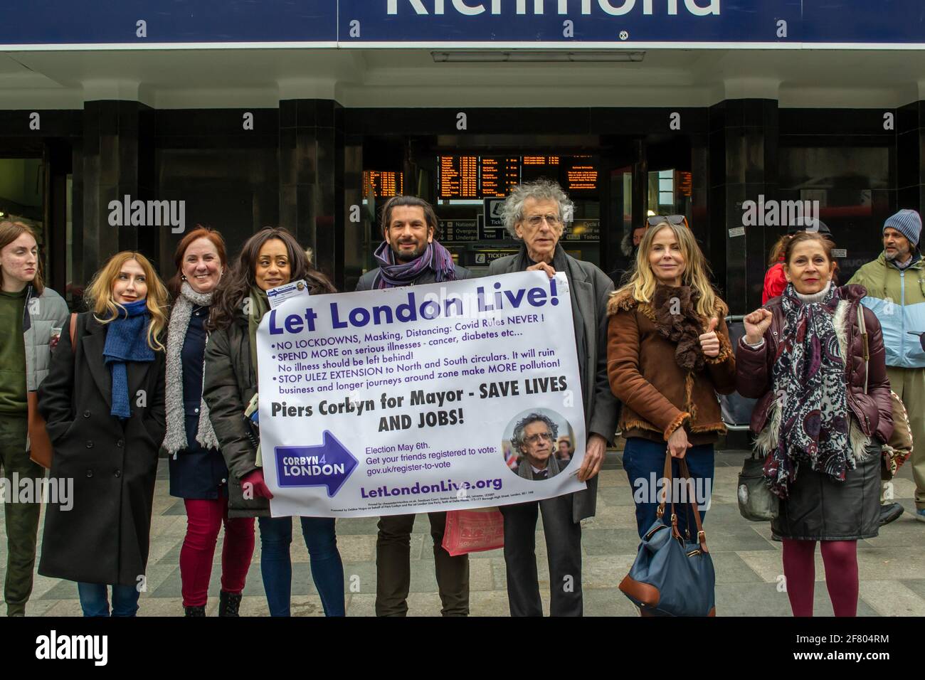 RICHMOND, LONDON, ENGLAND- 10. April 2021: Piers Corbyn, ein Kandidat des Londoner Bürgermeisterrennens 2021, der im Rahmen seiner WAHLKAMPAGNE in Richmond an der Spitze des britischen BÜRGERMEISTERREGATTA teilnahm Stockfoto