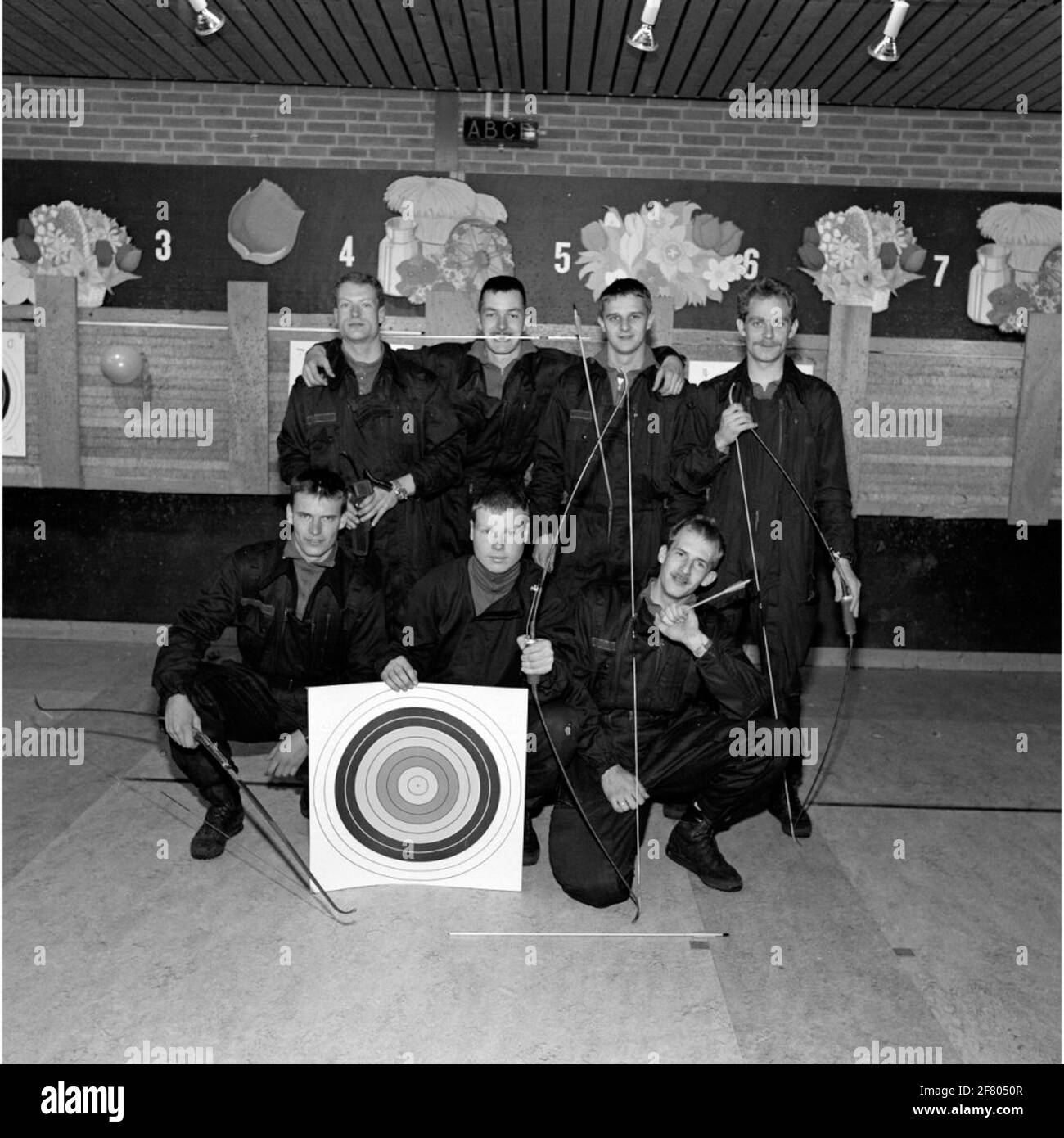 Die BBE (Special Assistance Unit) in Den Helder mit unterstützenden Mitarbeitern hat ihren jährlichen Sport-Tagesausflug mit Bogenschießen für die Teilnehmer. Stockfoto