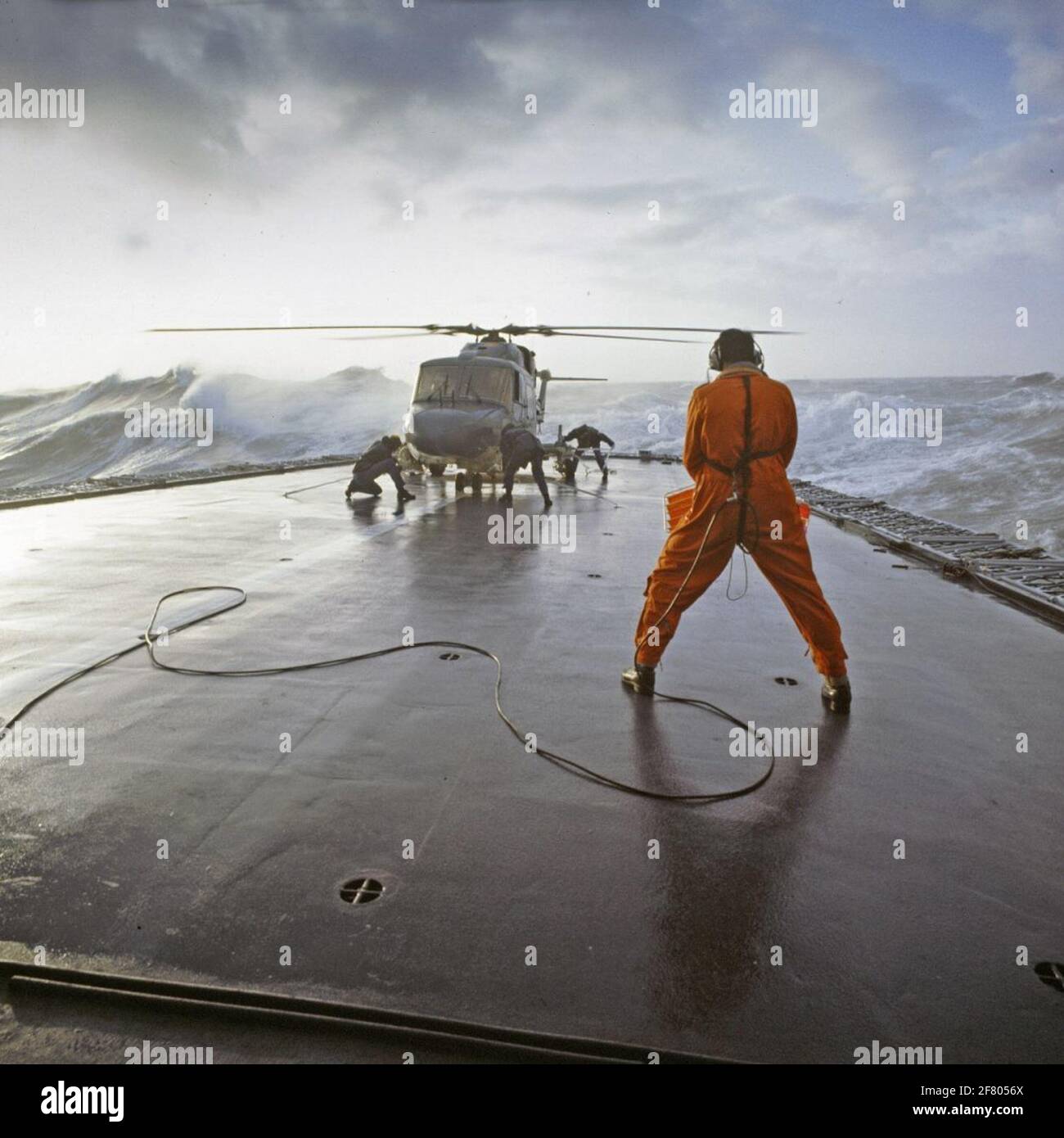 Ein Westland Lynx Mk.27 (SH-14B) Hubschrauber (1979-) bei rauem Wetter auf dem Flugdeck einer Fregatte. Stockfoto