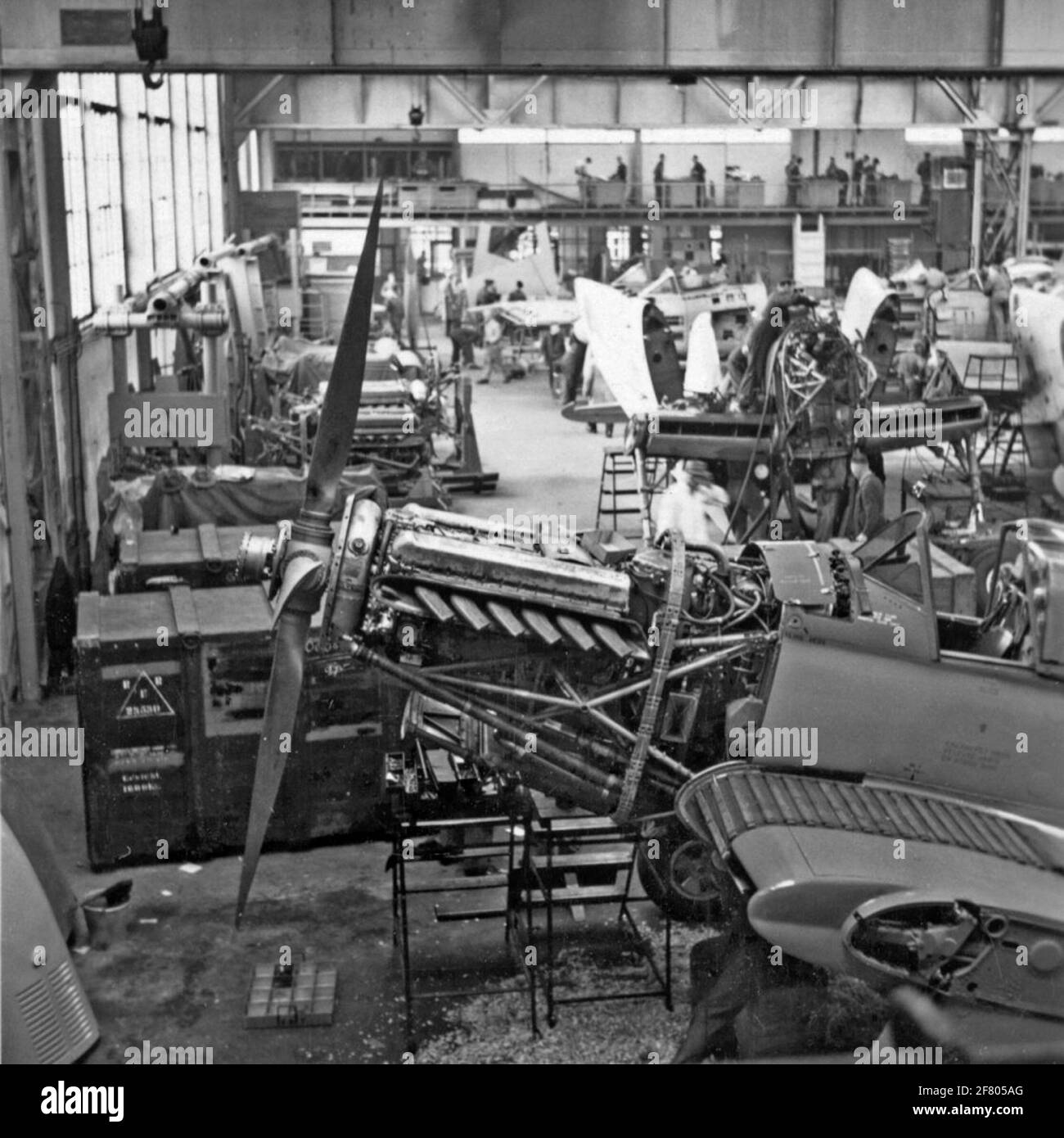 Montagehalle mit Bearbeitungsmaschinen für die Produktion von Flugzeug- und Flugzeugkomponenten im Flugzeugwerk Aviolaland um 1950. Verschiedene Flugzeuge für den Marine Air Shipping Service (MLD) und die Royal Netherlands Air Force (KUU) (Co-Part) wurden von Aviolaland gebaut und gewartet. Stockfoto