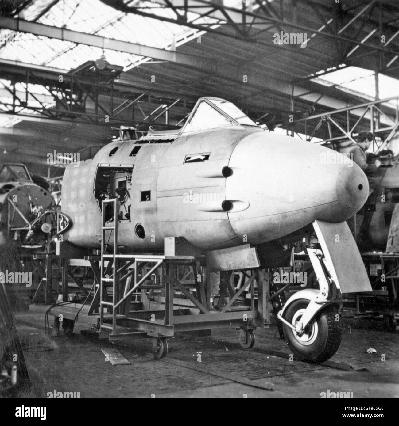 Produktionslinie T.B.V. Lizenzbau von Gloster Meteor F.MK.4 Anschlussflugzeug der Royal Netherlands Air Force in der Flugzeugfabrik Aviolaland um 1950. Verschiedene Flugzeuge für die KLU und den Marine Aastery Service (MLD) wurden von Aviolaland gebaut und gewartet. Stockfoto