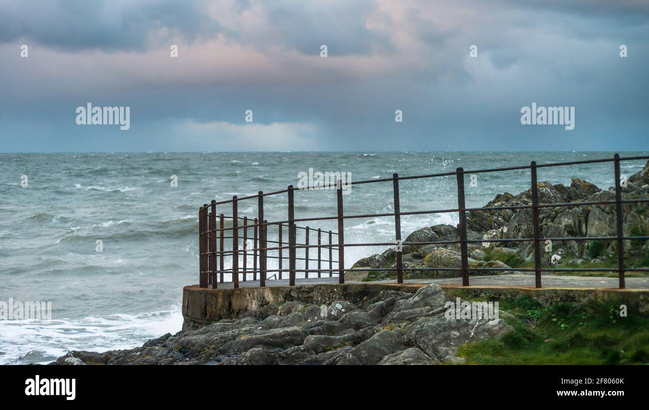Wellen treffen die Küste von Greystones, Grafschaft Wicklow Stockfoto