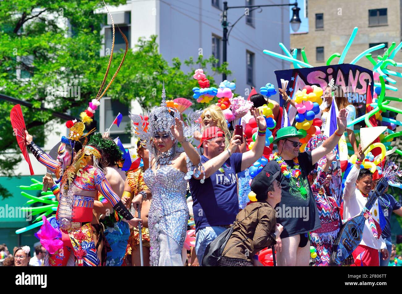 Chicago, Illinois, USA. Teilnehmer auf einem der vielen Festwagen, die die Vielfalt der Stadt bei der jährlichen Chicago Pride Parade feiern. Stockfoto