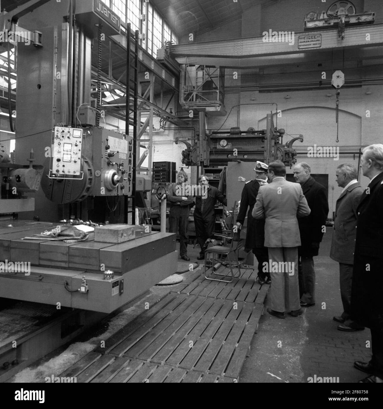 Im Februar 1981 wurde der Staatssekretär für Verteidigung Dr. W.F. Van Eekelen (1931, Dritter von rechts) Besuch des Rijkswerf (RW) in Den Helder und über die Firma wurde durch den Direktor von RW Captain-Ter-Sea des ​​the Technical Service Ir. J.A.W.C. Wendel (1936-2010, fünfter von rechts). Stockfoto
