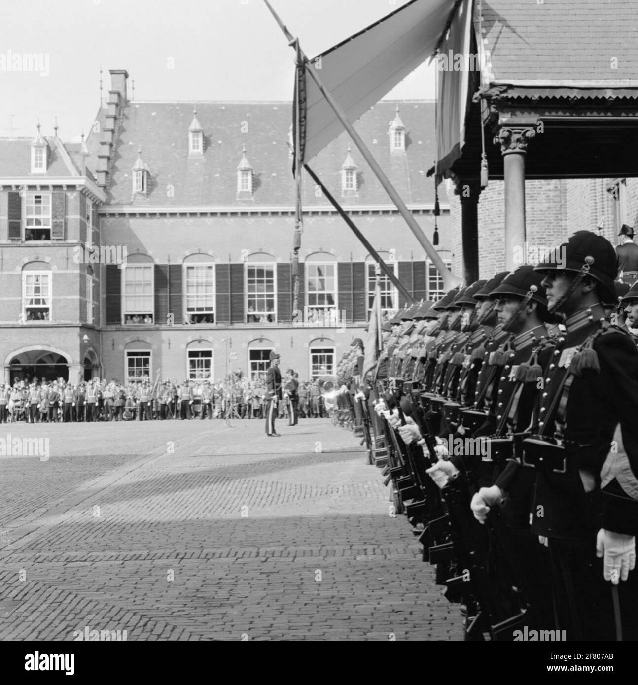 Am Prinsjesdag, bei der Eröffnung der Generalstaaten im Ridderzaal auf dem Binnenhof in Den Haag, wird die Ehrengarde traditionell vom Marines Corps gebildet. Stockfoto