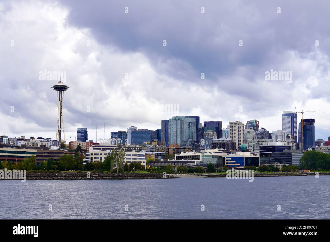 Weit entfernte Ansicht des Space Needle Tower mit anderen Gebäuden unter bewölktem Himmel in Seattle, Washington, USA. Stockfoto