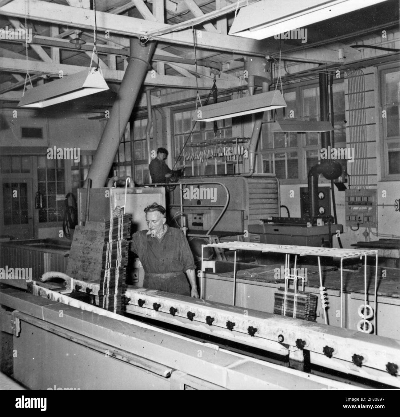 Montagehalle für Flugzeugkomponenten im Flugzeugwerk AvioLanda in Papendrecht um 1950. Verschiedene Flugzeuge für den Marine Air Shipping Service (MLD) und die Royal Netherlands Air Force (KLU) (Co-Part) wurden von Aviolanda gebaut. Stockfoto