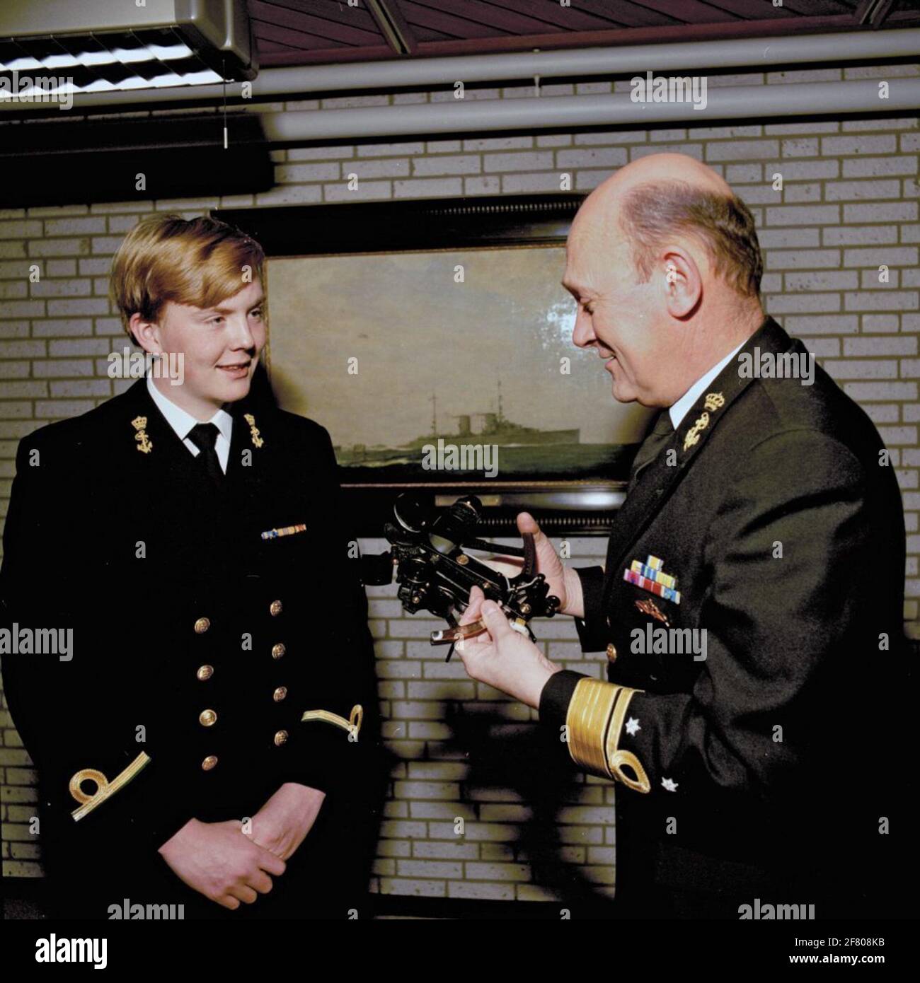 BDZ, VADM C.H.E. Brainich von Brainich-Felth, LTZSD bietet 3 km ir Z.K.H. Prinz Willem-Alexander (Claus George Ferdinand) (1967), Sextant am Ende seiner Praktikumszeit am KM, 1987 Stockfoto