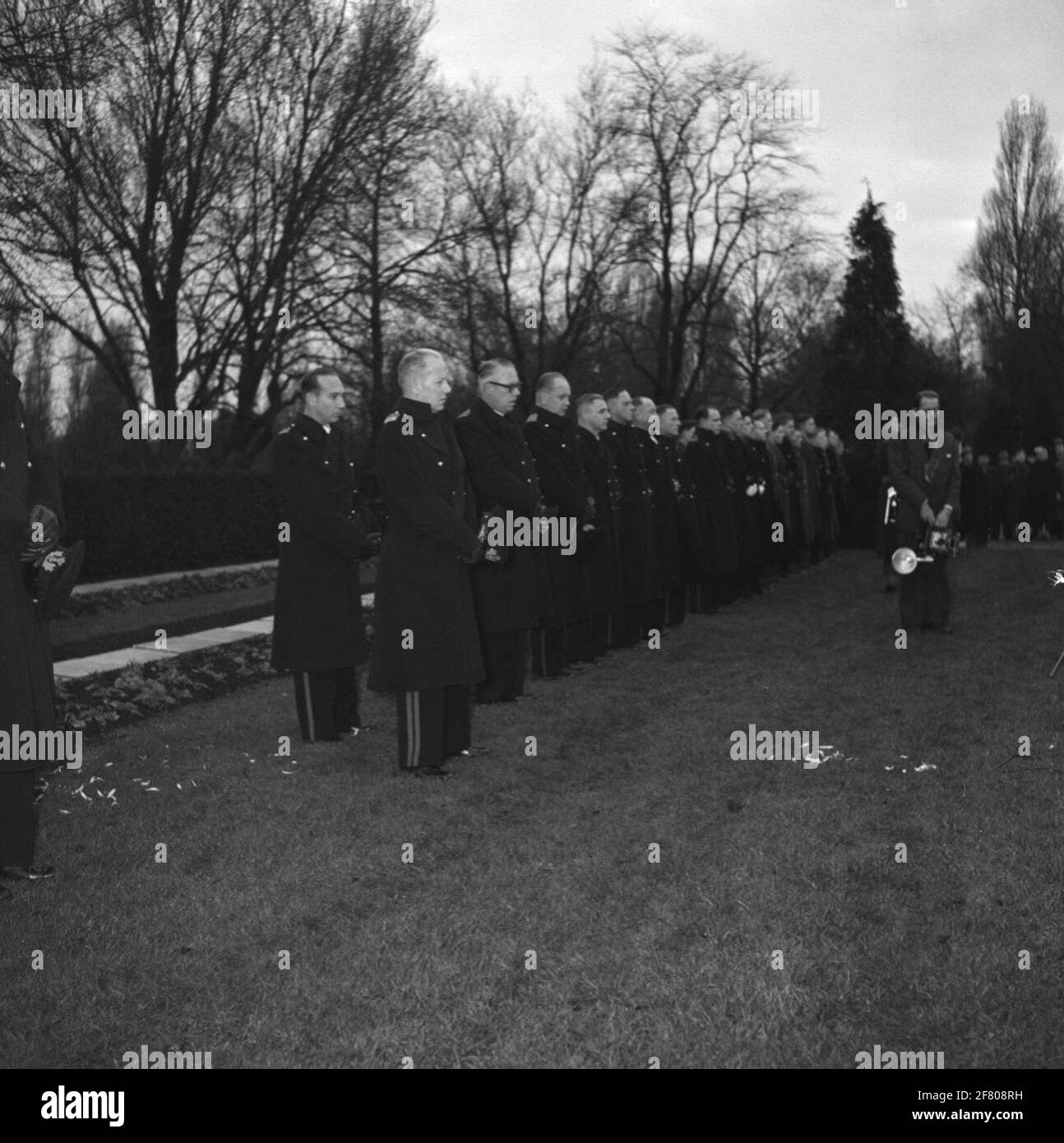 Anlässlich des 290. Jahrestages des Marinesoldaten-Korps findet am Denkmal für die Gefallenen in Crooswijk, Rotterdam, 1955, eine Schweigeminute statt. Stockfoto