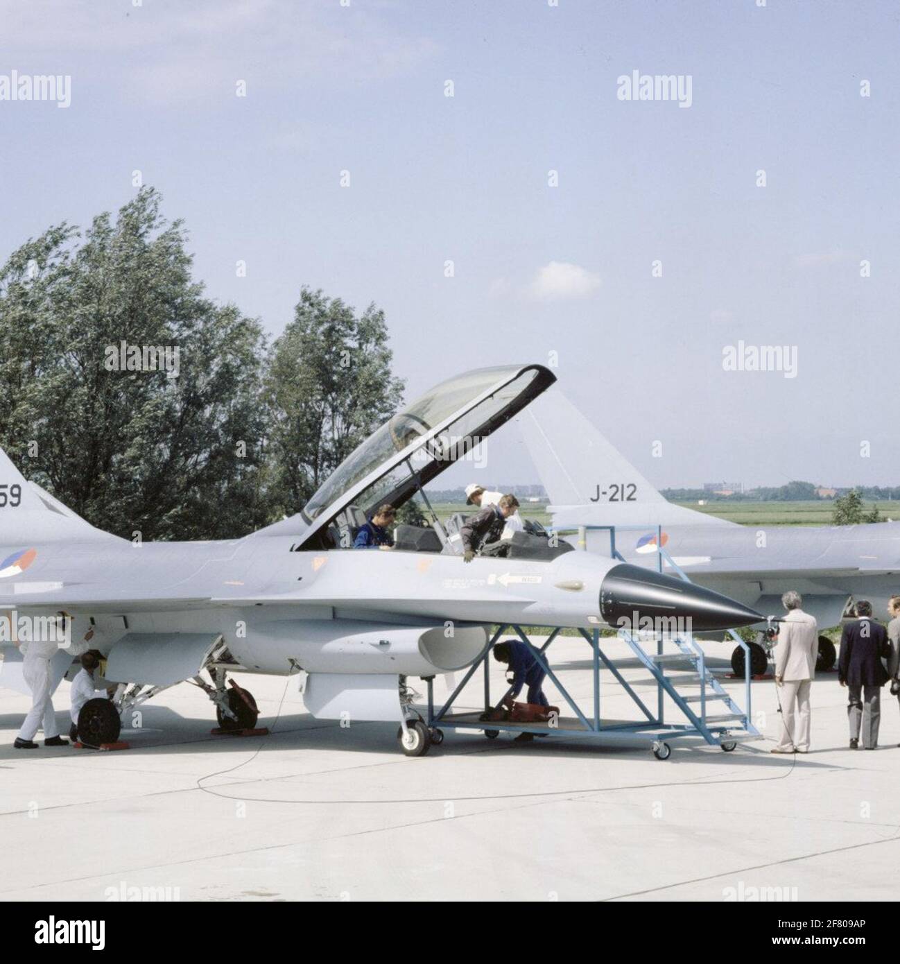 Der F-16B-Duozitter (J-259) und der F-16A (J-212) kurz nach der Übertragung durch die Züchterfabrik an die Königliche Niederländische Luftwaffe in Schiphol. Stockfoto