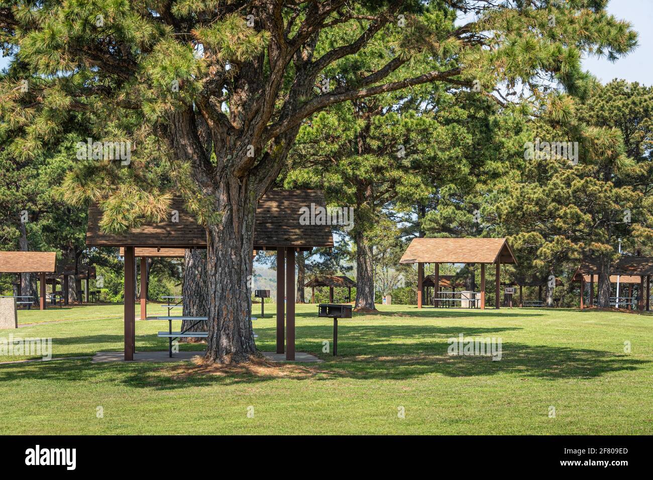 Picknickplätze an einem Rastplatz entlang der Interstate 40 in Arkansas. (USA) Stockfoto