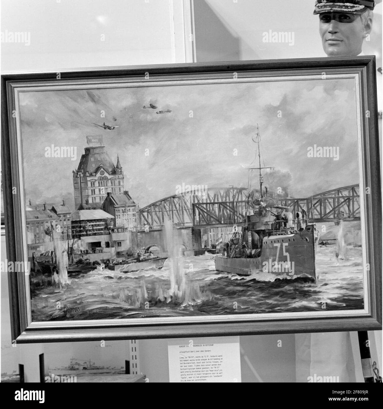 Ölgemälde von Joes Wanders aus dem Beschuss von Deutschen auf der Maasbruggen in Rotterdam im Jahr 1940 durch das Torpedo-Boot / Patrouillenschiff HR.Ms. Z 5 (1917-1945) und das Torpedo-Motorboot HR.Ms. TM 51 (1939-1941). Dieses Gemälde befindet sich im Marinemuseum in Den Helder (März 1990). Stockfoto