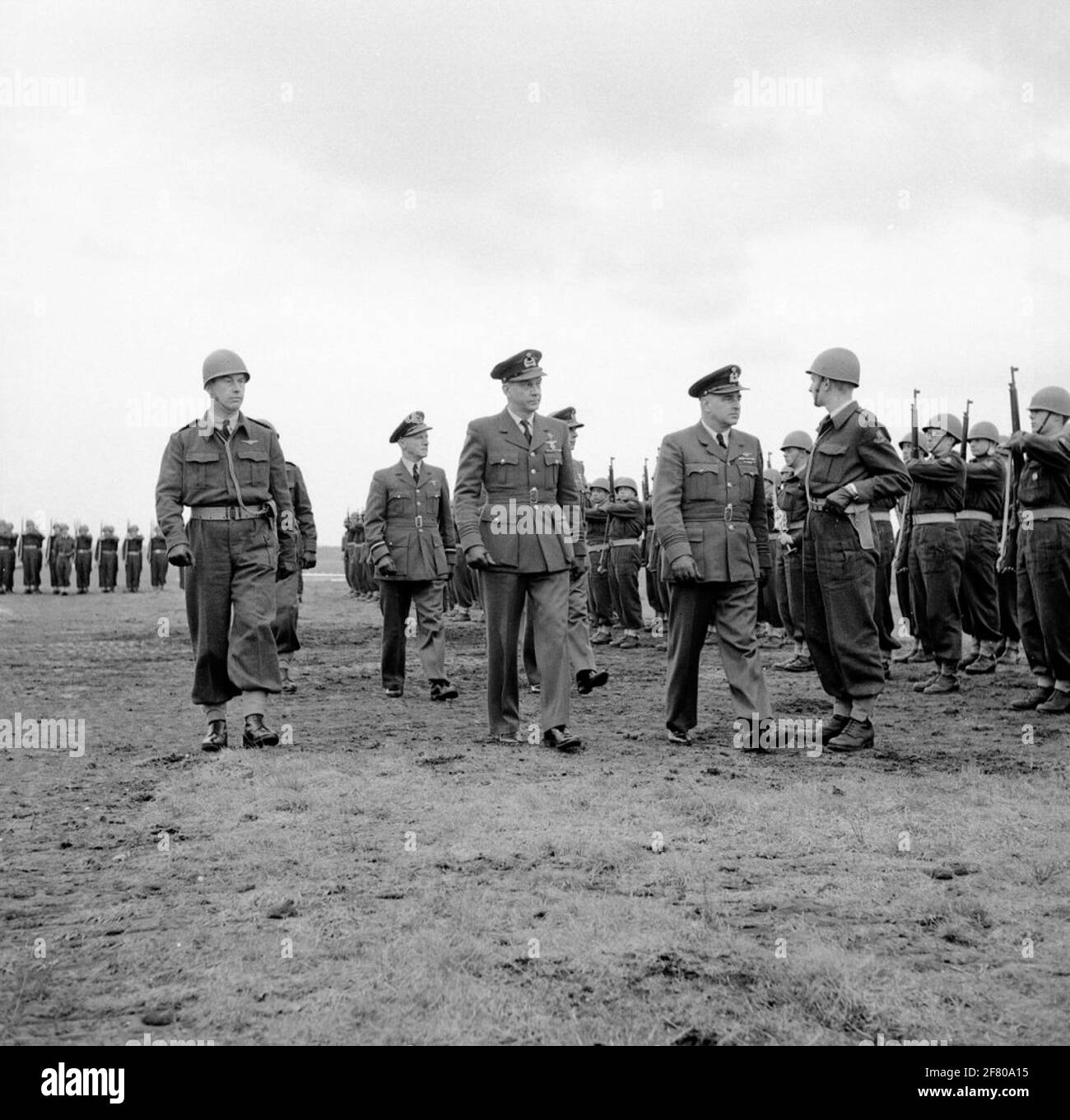 Befehlsübertragung. Oberstleutnant Kite Jonkhr. R.w.c.g.a. Wittert van Hoogland (2. Von rechts) trägt in Anwesenheit von O.A. General-Major Kite-Observer A.J. De Vries über den Befehl an Oberstleutnant-Vlieger Beobachter J.P. Welter. Stockfoto
