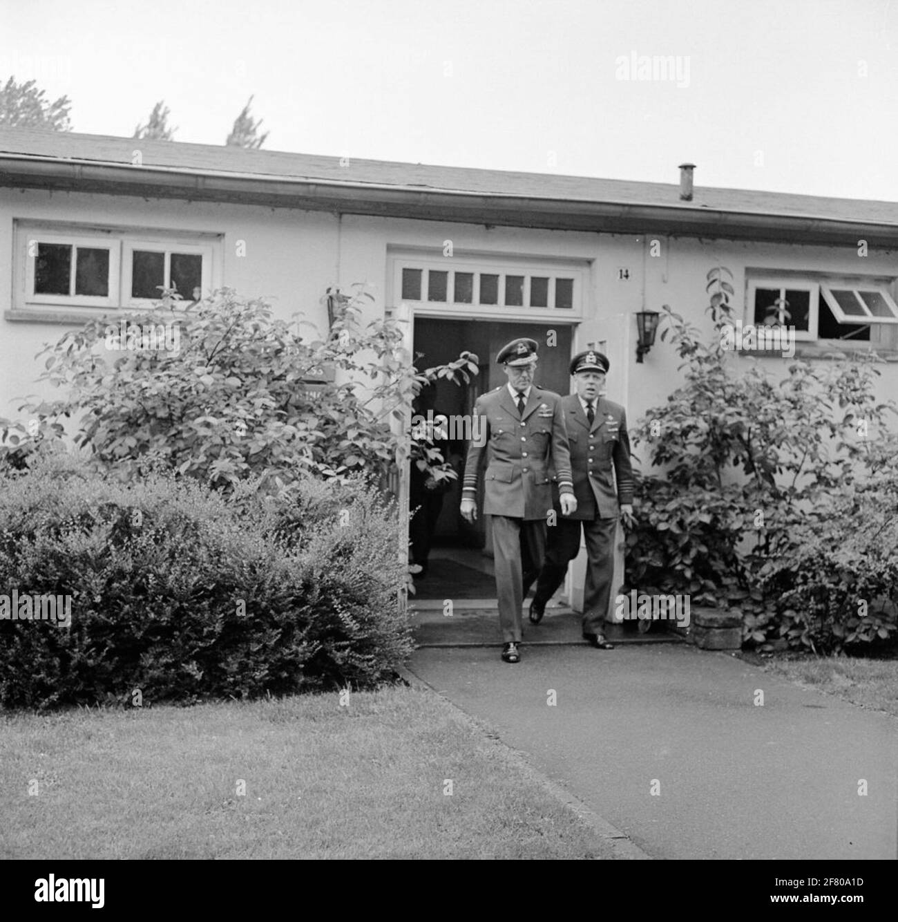 In seiner Funktion des Generalinspektors, Z.K.H. Prinz Bernhard bringt einen Arbeitsbesuch bei der 1. Gruppe der geführten Waffen (1GGW) nach handorf.Rechts der Kommandeur von 1 GGW, Oberst W.E.M. aus dem Sandt. Stockfoto