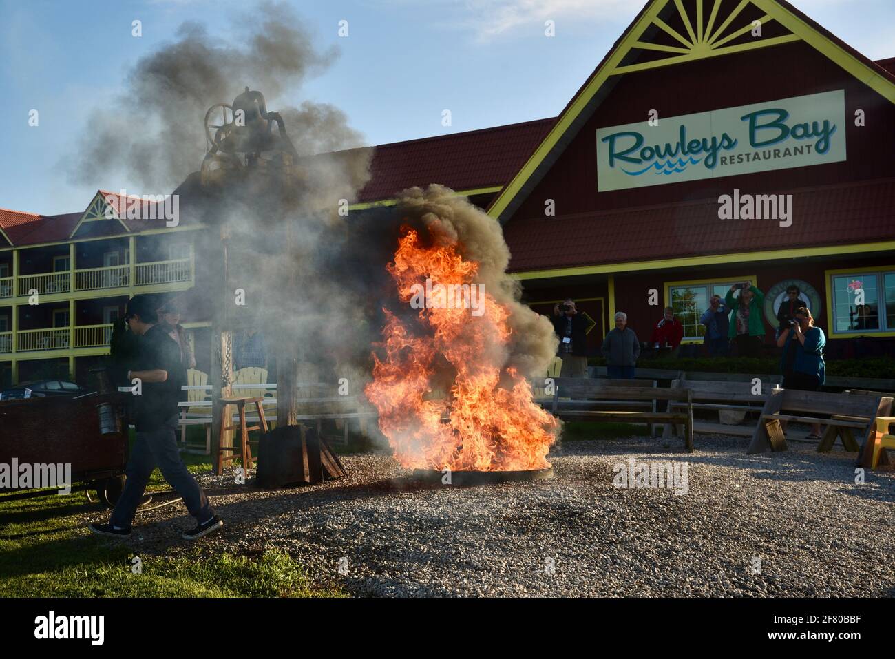 Massen von Touristen beobachten Spektakel der traditionellen Fisch kochen, Finale Kerosin-gegoused Feuer von Boilmaster, Door County, Wisconsin, USA Stockfoto