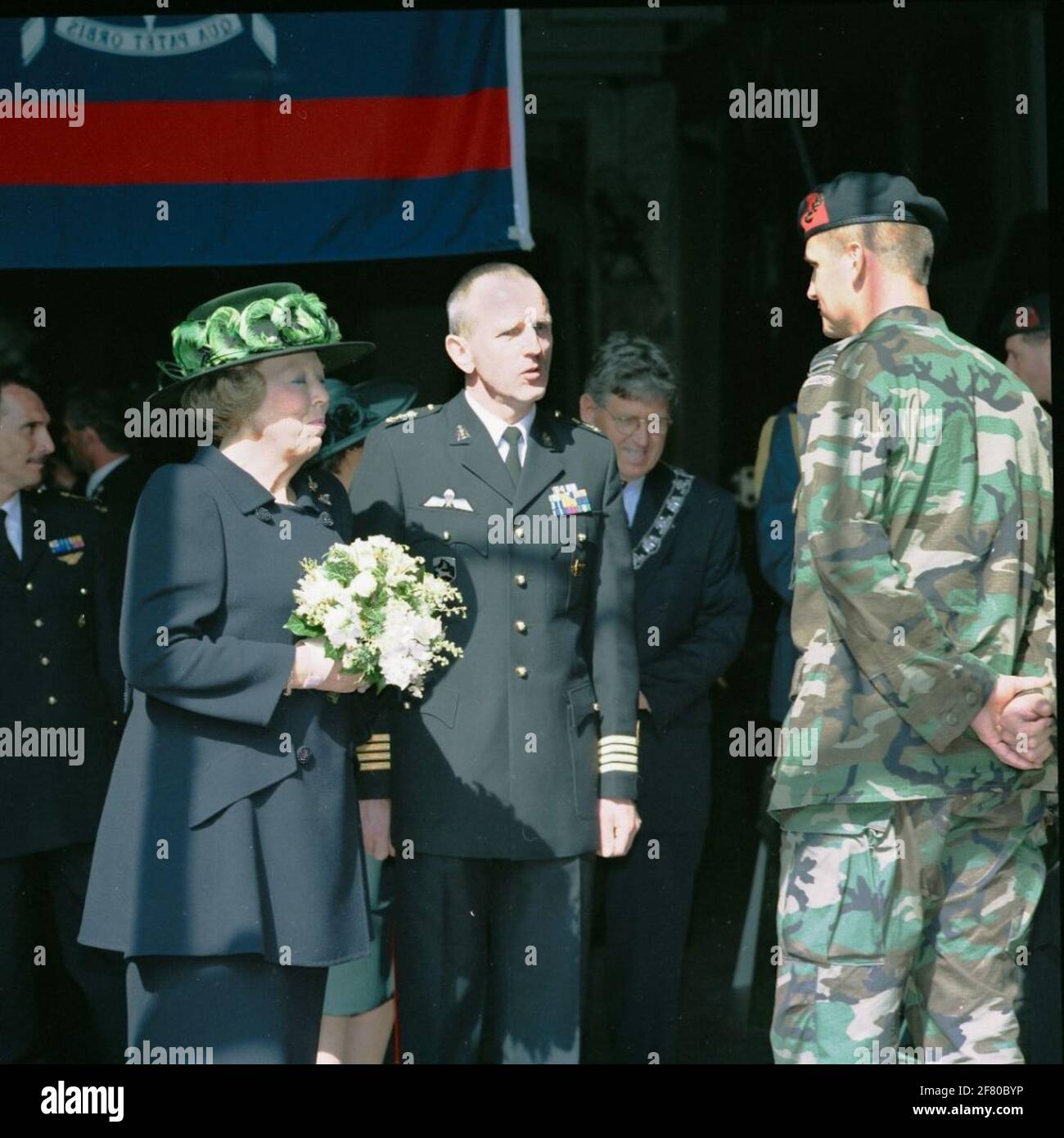 Königin Beatrix und König Harald V. van Norway besuchen die Van Ghentkazerne. Neben Königin Beatrix sagt Colonel der Mariniers, H.F. Dukers, Kommandant der Kaserne. Der Bürgermeister von Rotterdam, Dr. A. Pepper, ist ebenfalls bei einem Besuch anwesend. Stockfoto