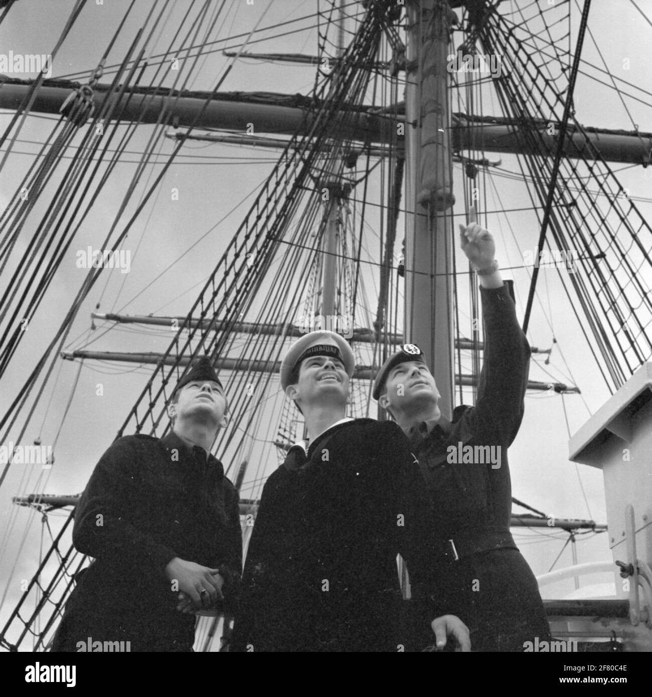 Drei niederländische Soldaten besuchen das deutsche Segeltrainingsschiff Gorch Fock (1958-), das Rotterdam im August 1962 besuchte. Stockfoto