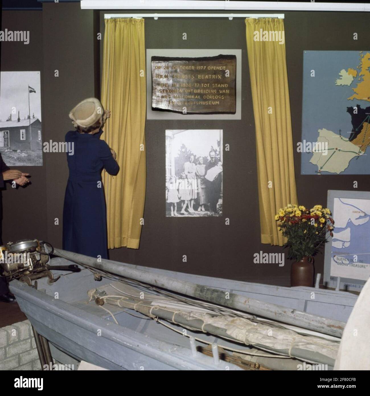 HKH Prinzessin Beatrix eröffnet offiziell die Erweiterung des National war and Resistance Museum in Overloon im Jahr 1977 mit einer Gedenktafel. Stockfoto