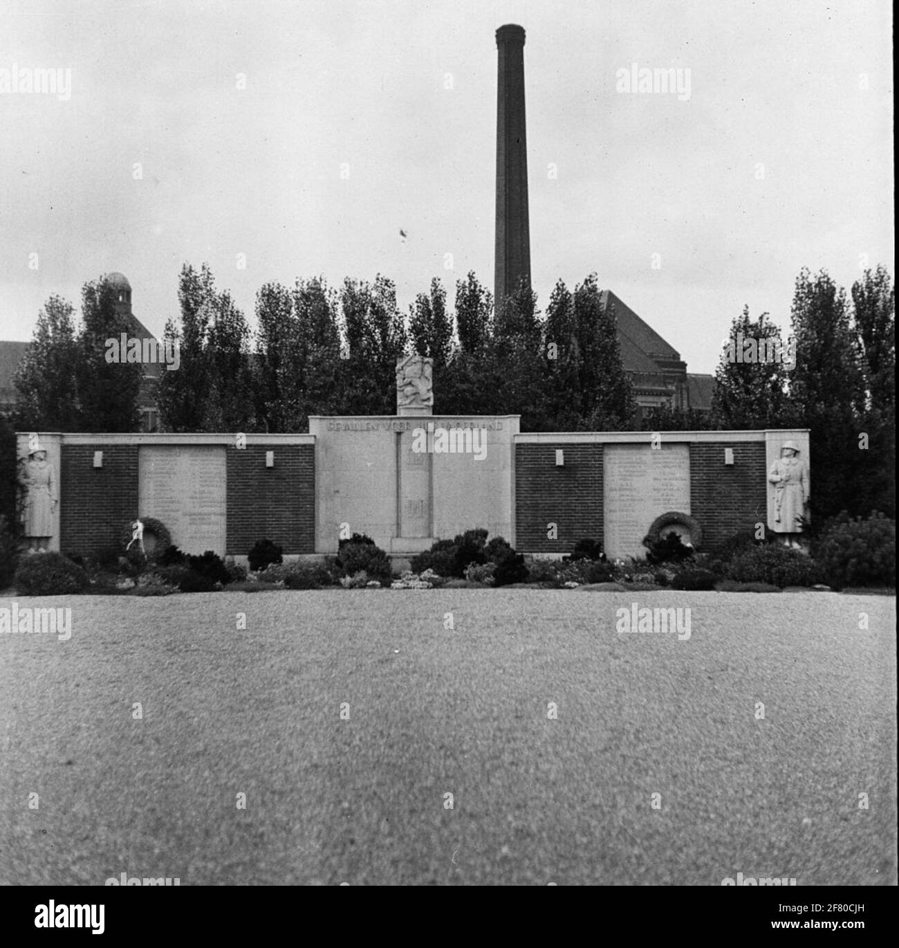 Denkmal des Friedhofs 'Jaffa' in Delft für besagte holländische Soldaten im Mai 1940. Der Text ist auf dem Denkmal: Fälle für das Heimatland. Stockfoto