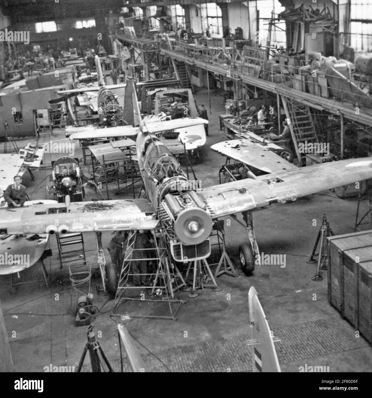 Produktionslinie für den (Lizenz-)Bau von Fairey Firefly FR.MK.IV Jagdflugzeugen / Pfadfindern (1947-1961) des Marine Aastery Service (MLD) in der AvioLanda Flugzeugfabrik um 1950. Verschiedene Flugzeuge für die MLD und die Royal Netherlands Air Force wurden von Aviolaland KLU (Co-Part) gebaut und gewartet. Stockfoto