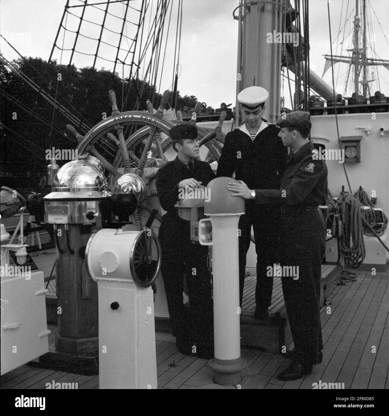 Drei niederländische Soldaten besuchen das deutsche Segeltrainingsschiff Gorch Fock (1958-), das Rotterdam im August 1962 besuchte. Stockfoto